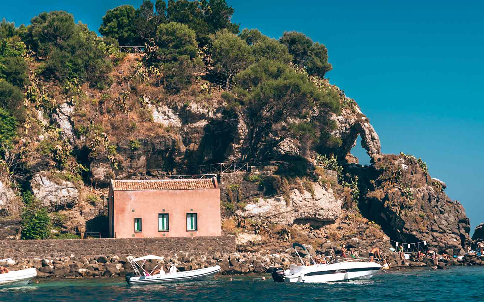 Isola Lachea, Acitrezza