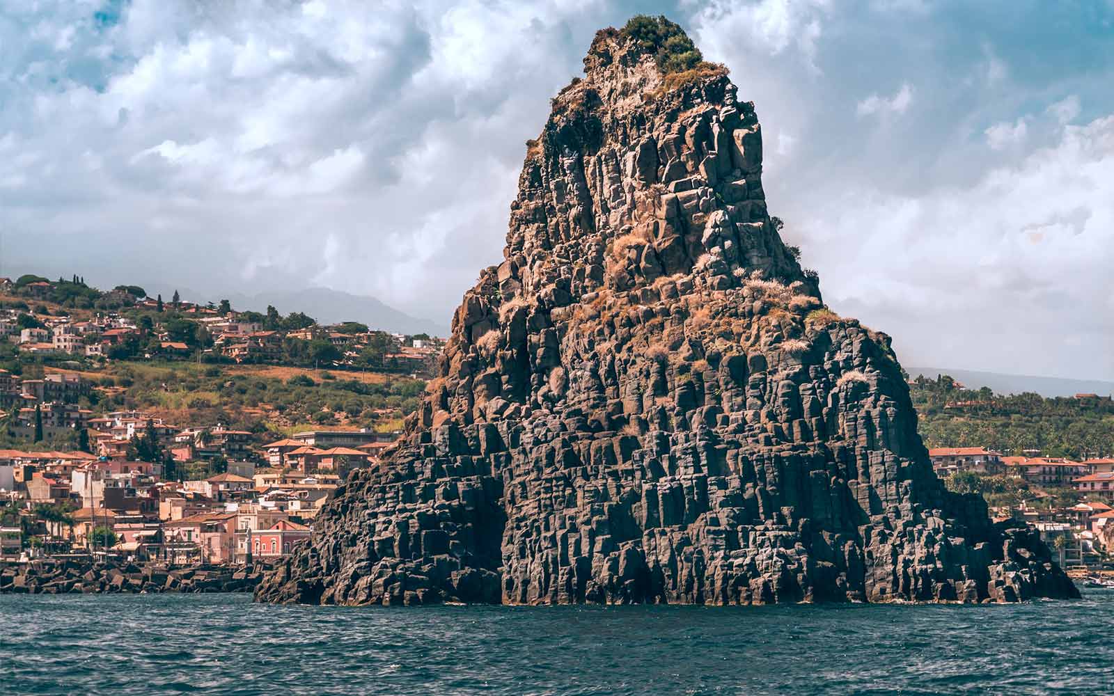 Acitrezza, Faraglione dei Ciclopi