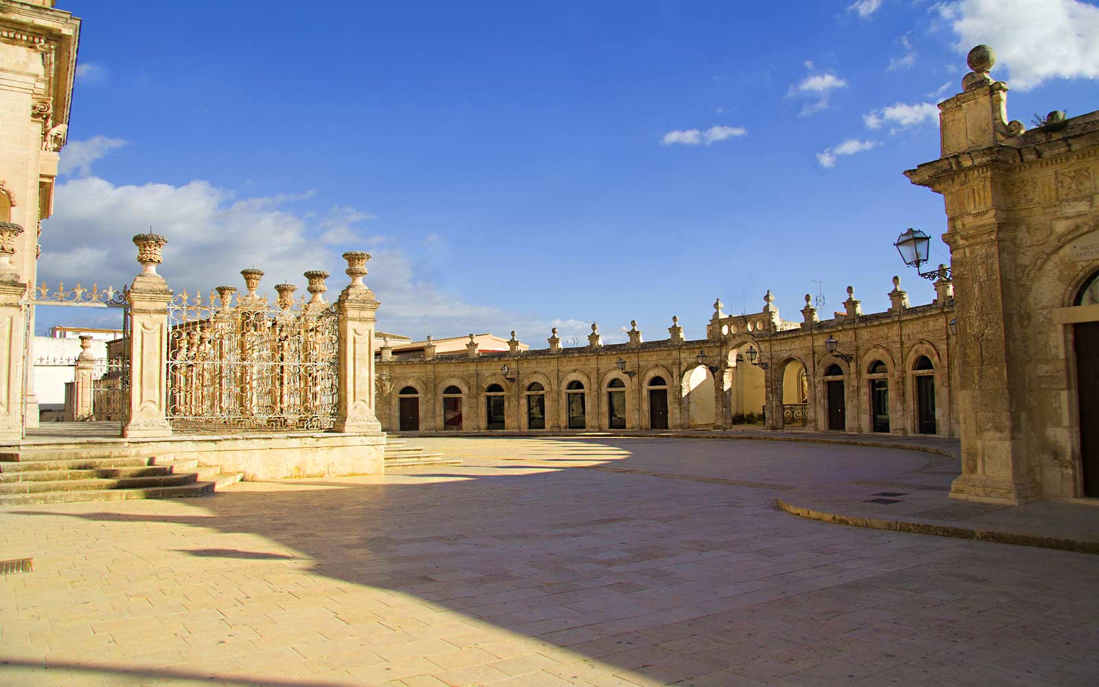 Ispica, loggiato della basilica di santa maria maggiore