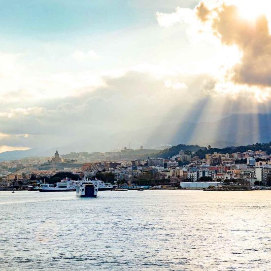Vista su Messina dallo stretto