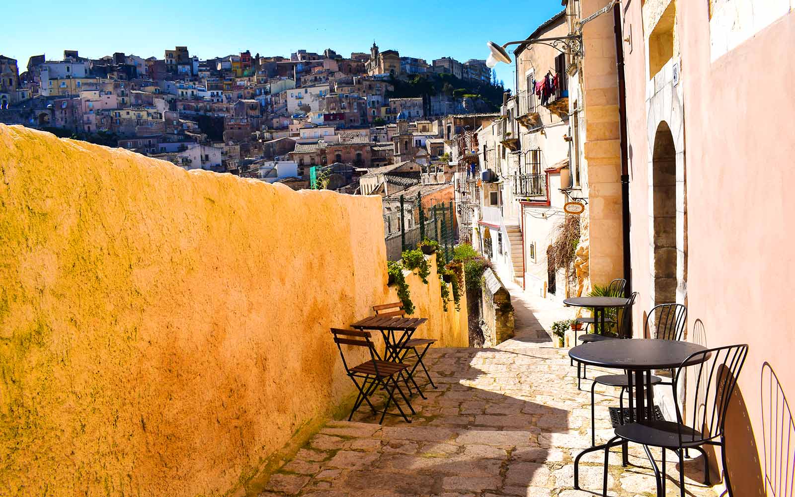Ragusa, passeggiando tra le sue viette