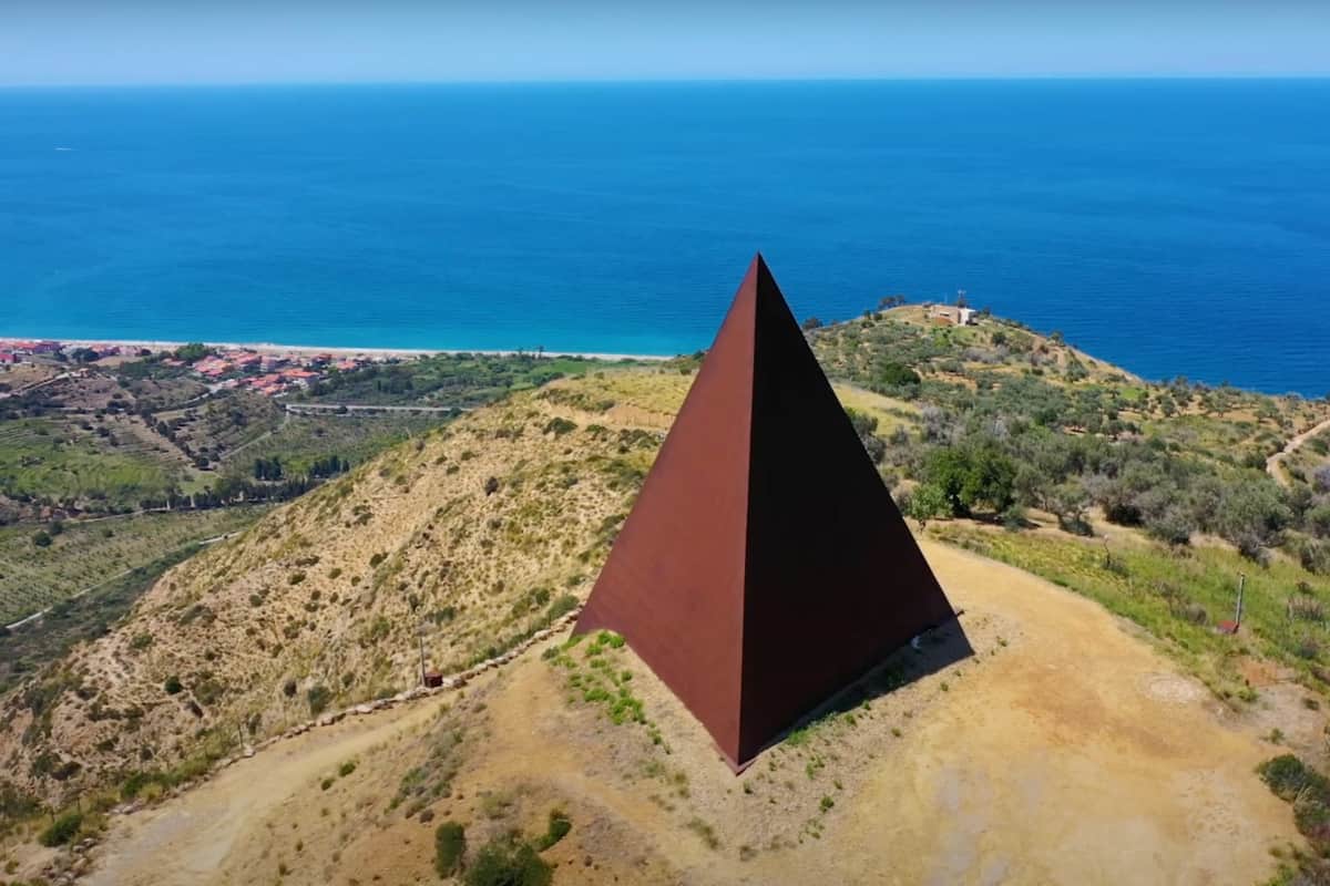 Piramide 38° Parallelo di Mauro Staccioli - Fiumara D'arte